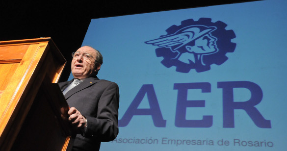 Elías Soso, dando sus últimas palabras como presidente de la Asociación Empresaria de Rosario.