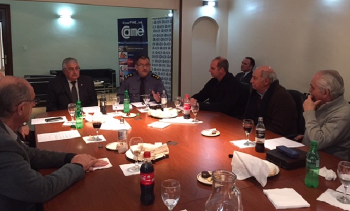 Reunión realizada entre comerciantes y jefes policiales