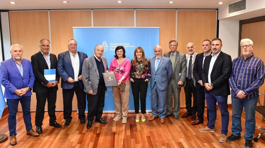 Se firmó la paritaria mercantil con la presencia del Asesor Legal de AER Juan Pablo Diab.